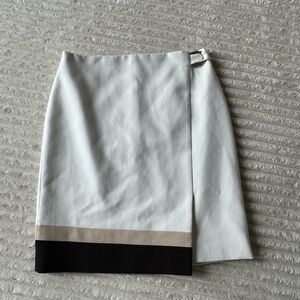 White House Black Markwt White Skirt